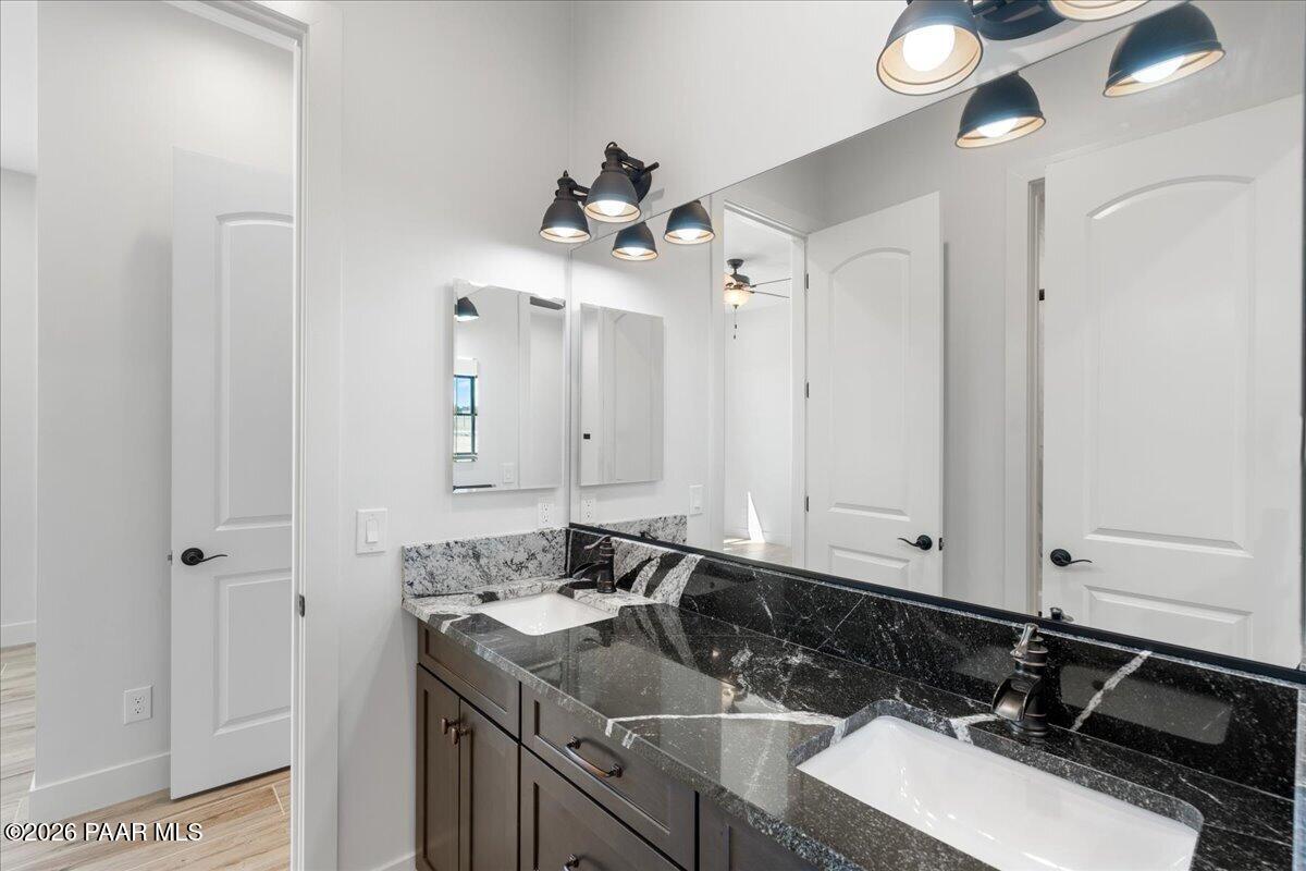 1170 East Cougar Ridge Road Paulden, AZ 86334 - Photo 25 of 59 Jack & Jill Bathroom