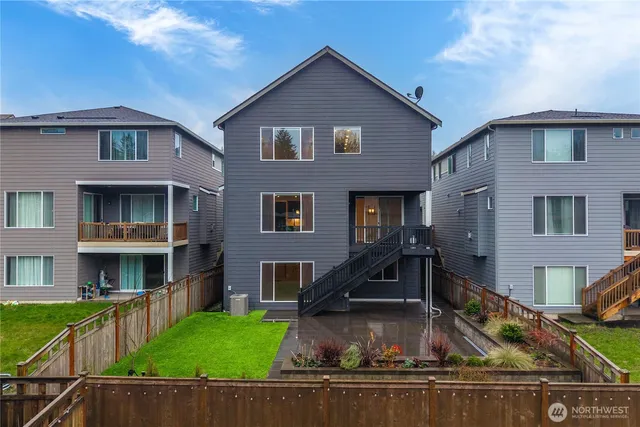 $879,950 | 33260 Glacier Avenue Southeast, Black Diamond, WA 98010