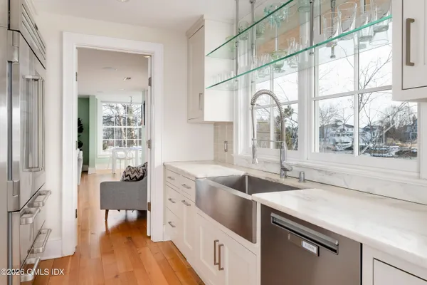 $9,950,000 | 189 Shore Road, Old Greenwich, CT 06870