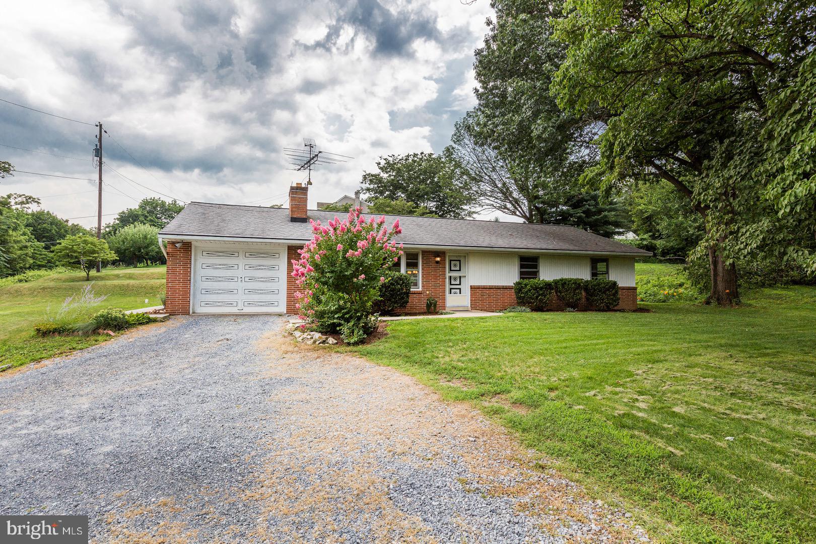51 South Heck Road Lititz, PA 17543 - Photo 2 of 52