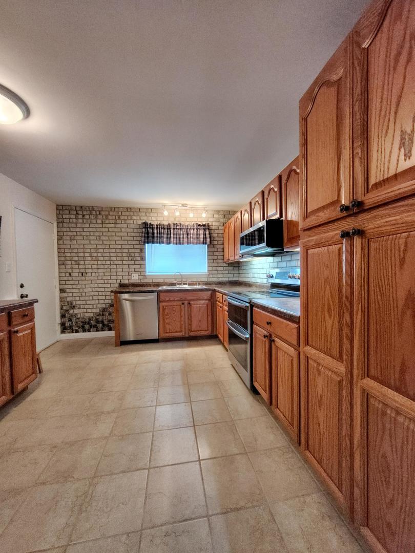 2227 West Nichols Road, Unit E Arlington Heights, IL 60004 - Photo 7 of 20 Gallery Image 7
