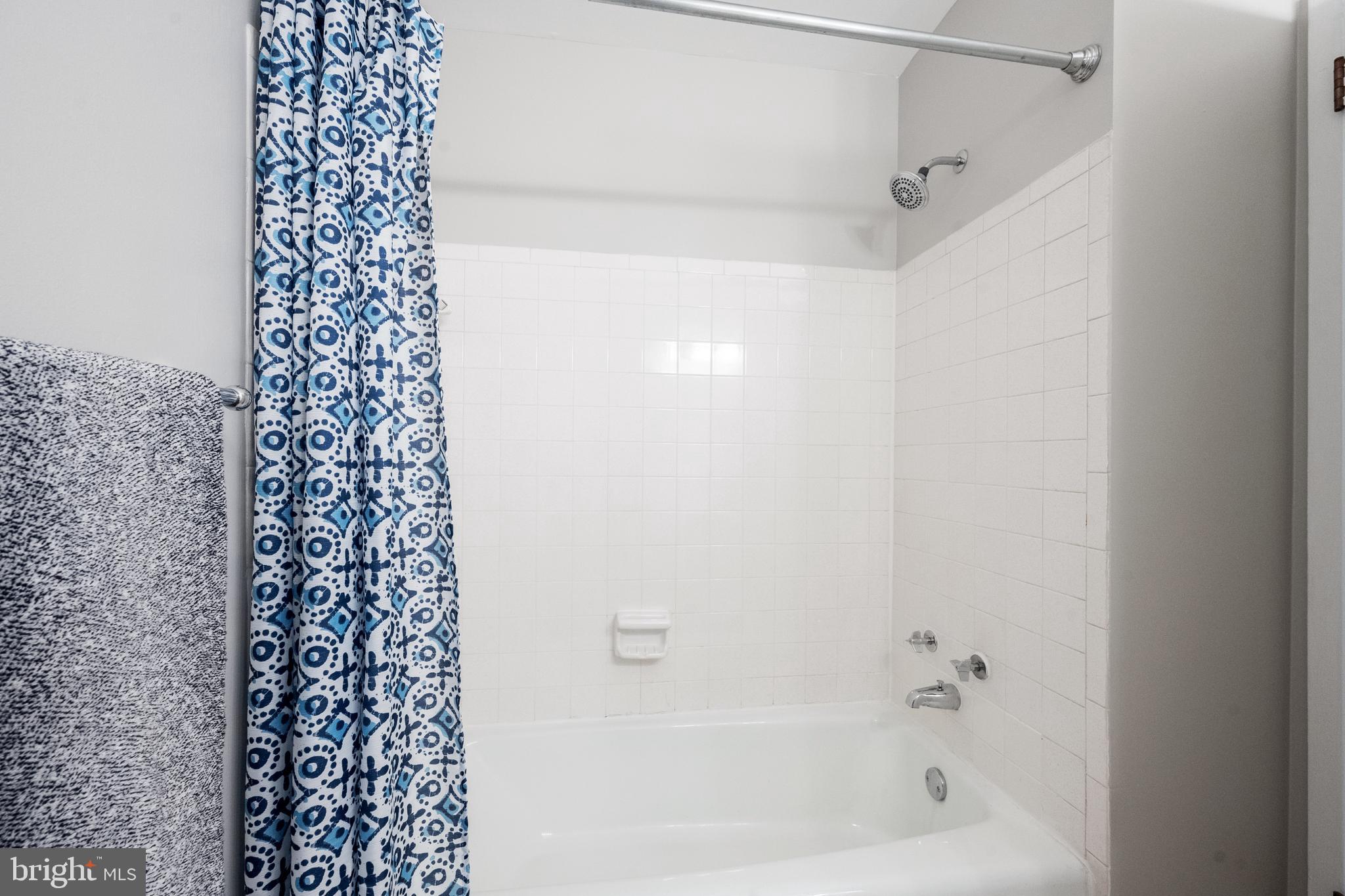 1434 Northgate Square, Unit 34/21B Reston, VA 20190 - Photo 22 of 44 a bathroom with a bathtub