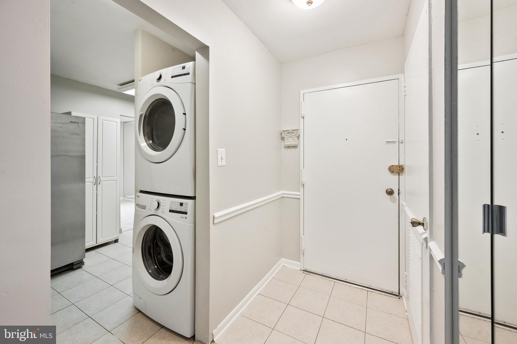 1434 Northgate Square, Unit 34/21B Reston, VA 20190 - Photo 23 of 44 a utility room with dryer and washer