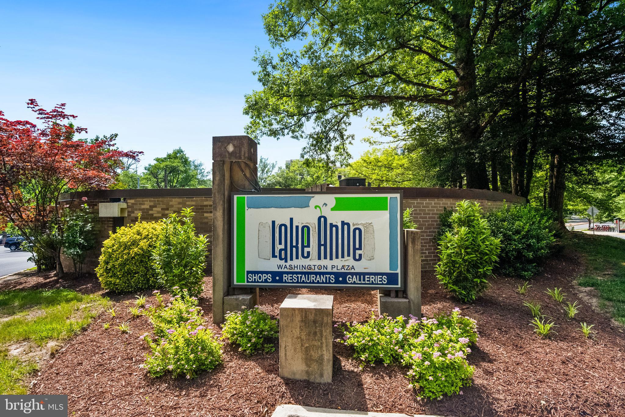1434 Northgate Square, Unit 34/21B Reston, VA 20190 - Photo 37 of 44 a balcony with wooden floor and garden
