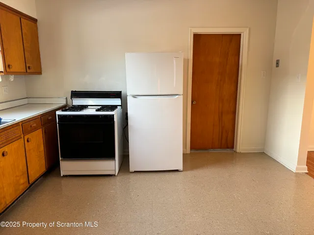 $900 | 901 South Webster Avenue, Unit 2ND FLOOR REAR, Scranton, PA 18505