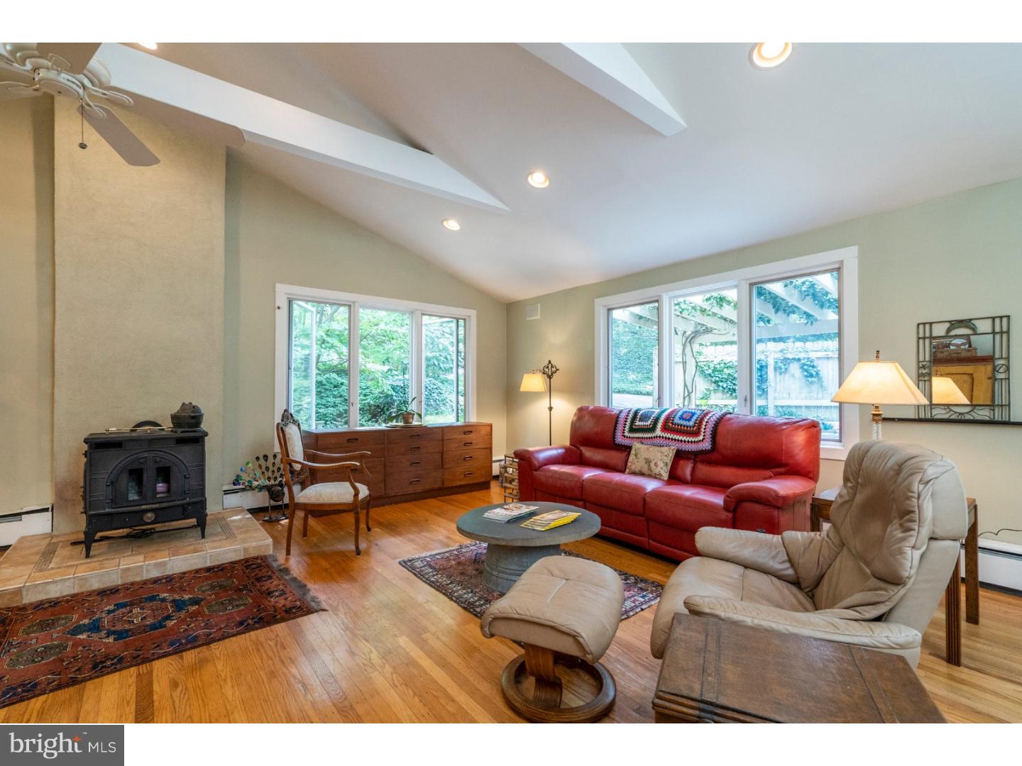324 Harbison Road Wayne, PA 19087 - Photo 5 of 25 Living Room