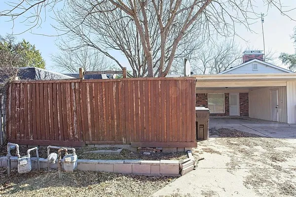 a view of a house with backyard