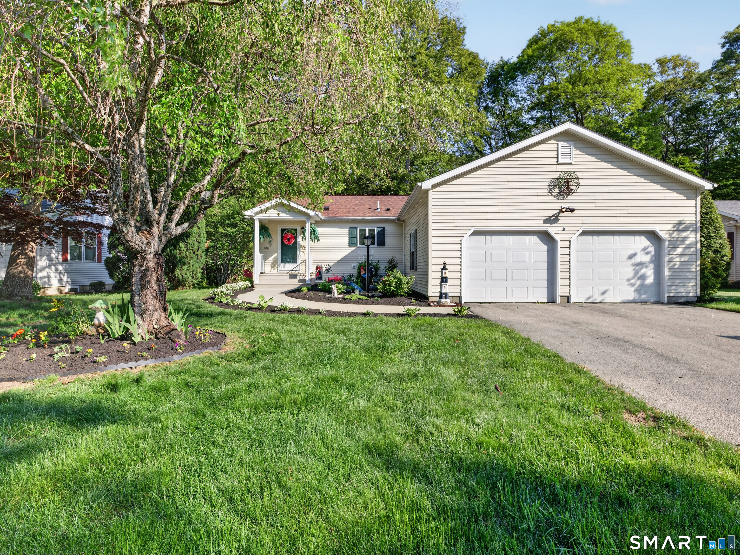 32 Indian Hill Road Montville, CT 06382 - Photo 2 of 39