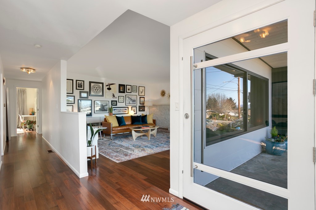 952 Daley Street Edmonds, WA 98020 - Photo 3 of 29 a view of a living room