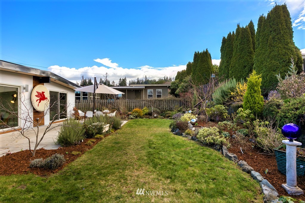 952 Daley Street Edmonds, WA 98020 - Photo 22 of 29 a front view of a house with garden