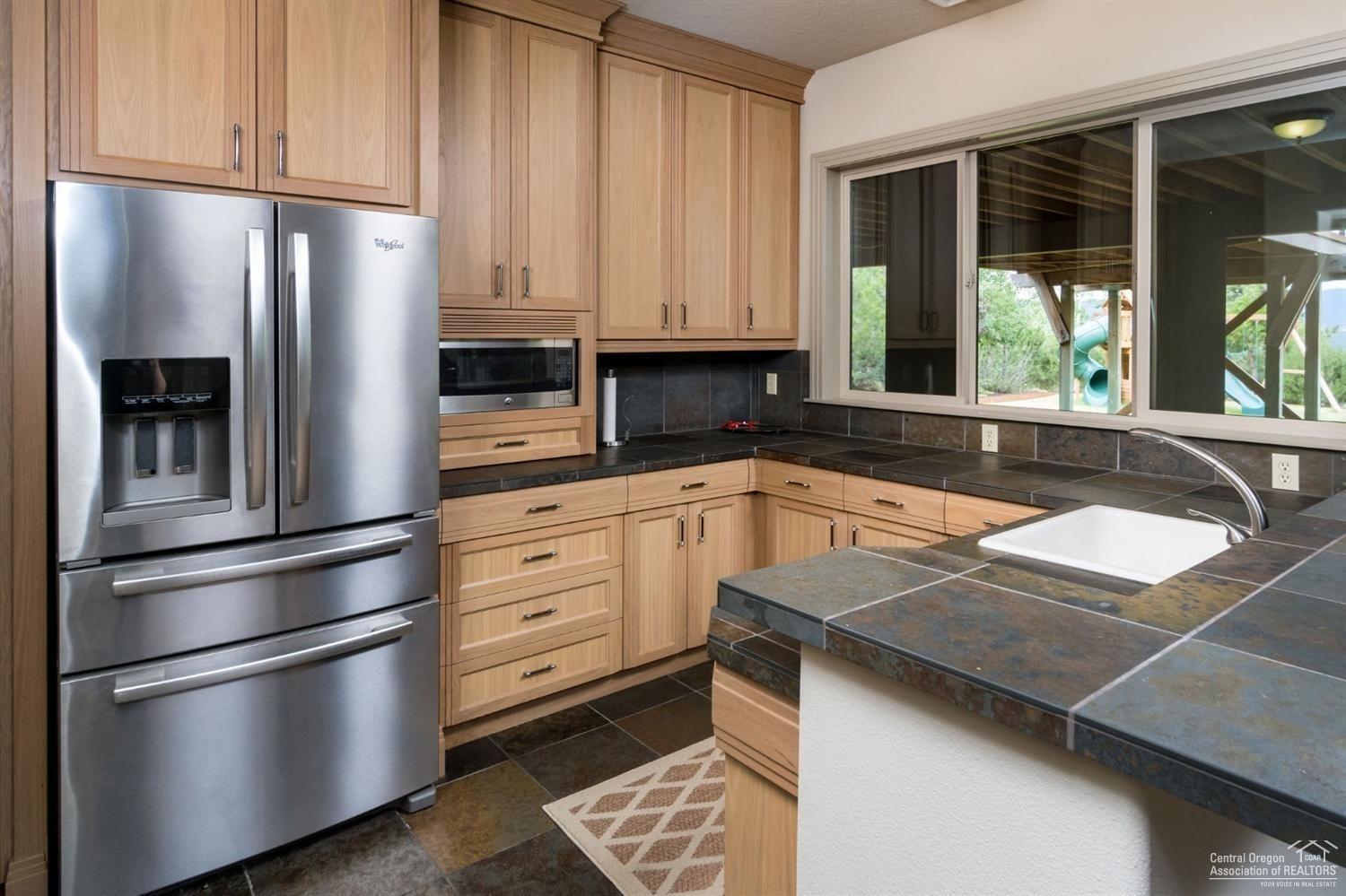 3155 Northwest Metke Place Bend, OR 97703 - Photo 12 of 22 Downstairs kitchenette