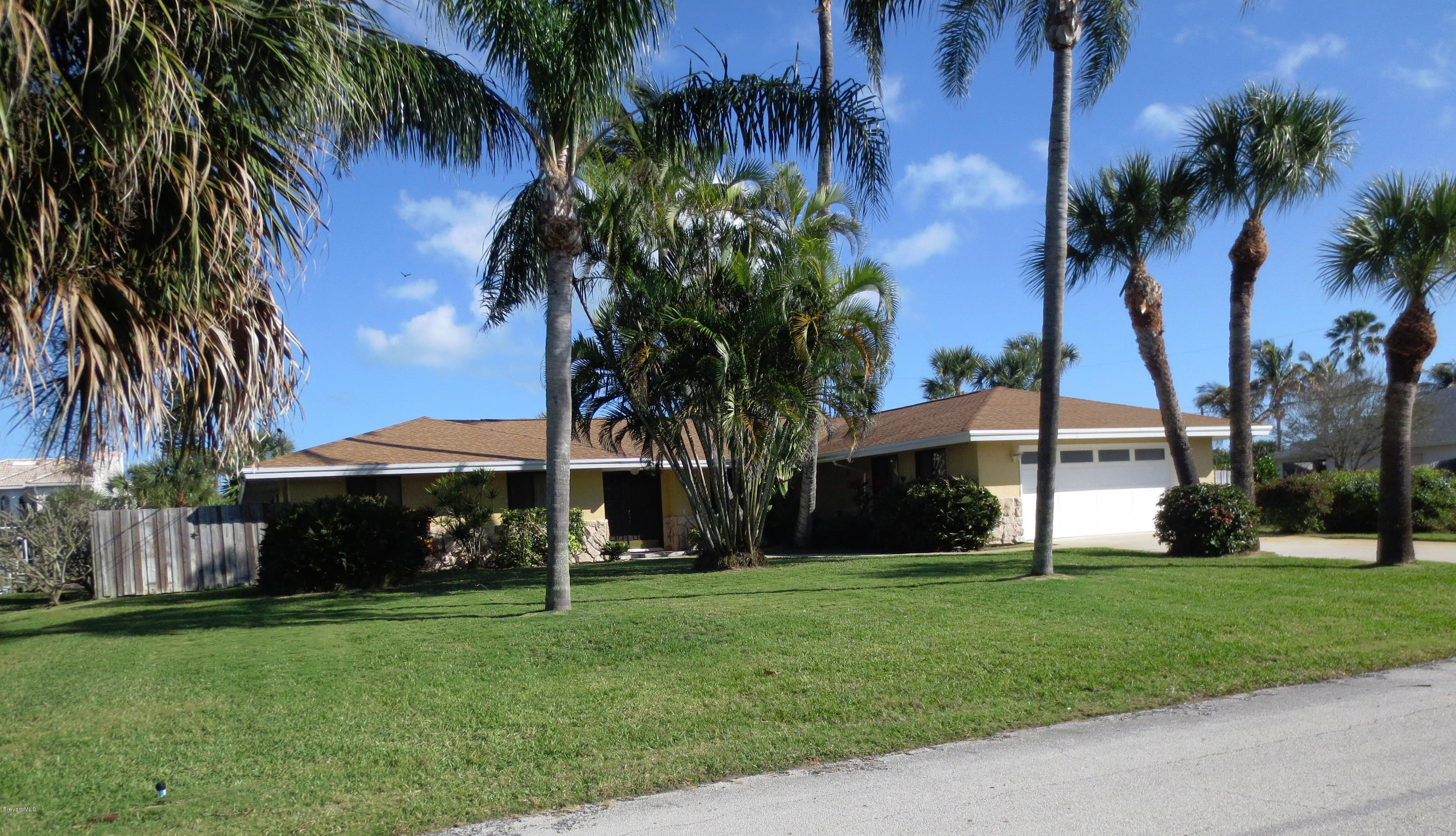 320 Riggs Avenue Melbourne Beach, FL 32951 - Photo 3 of 24 Front View