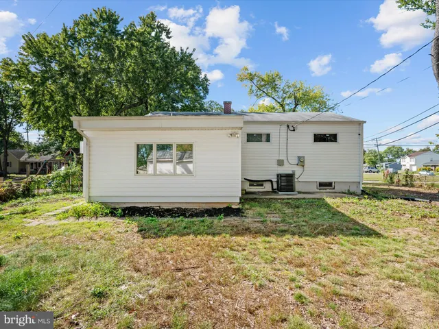 a view of a house with backyard and garden