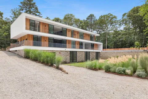 $6,995,000 | 8 Barnes Avenue, East Hampton, NY 11937