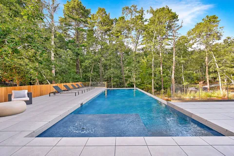 $6,995,000 | 8 Barnes Avenue, East Hampton, NY 11937