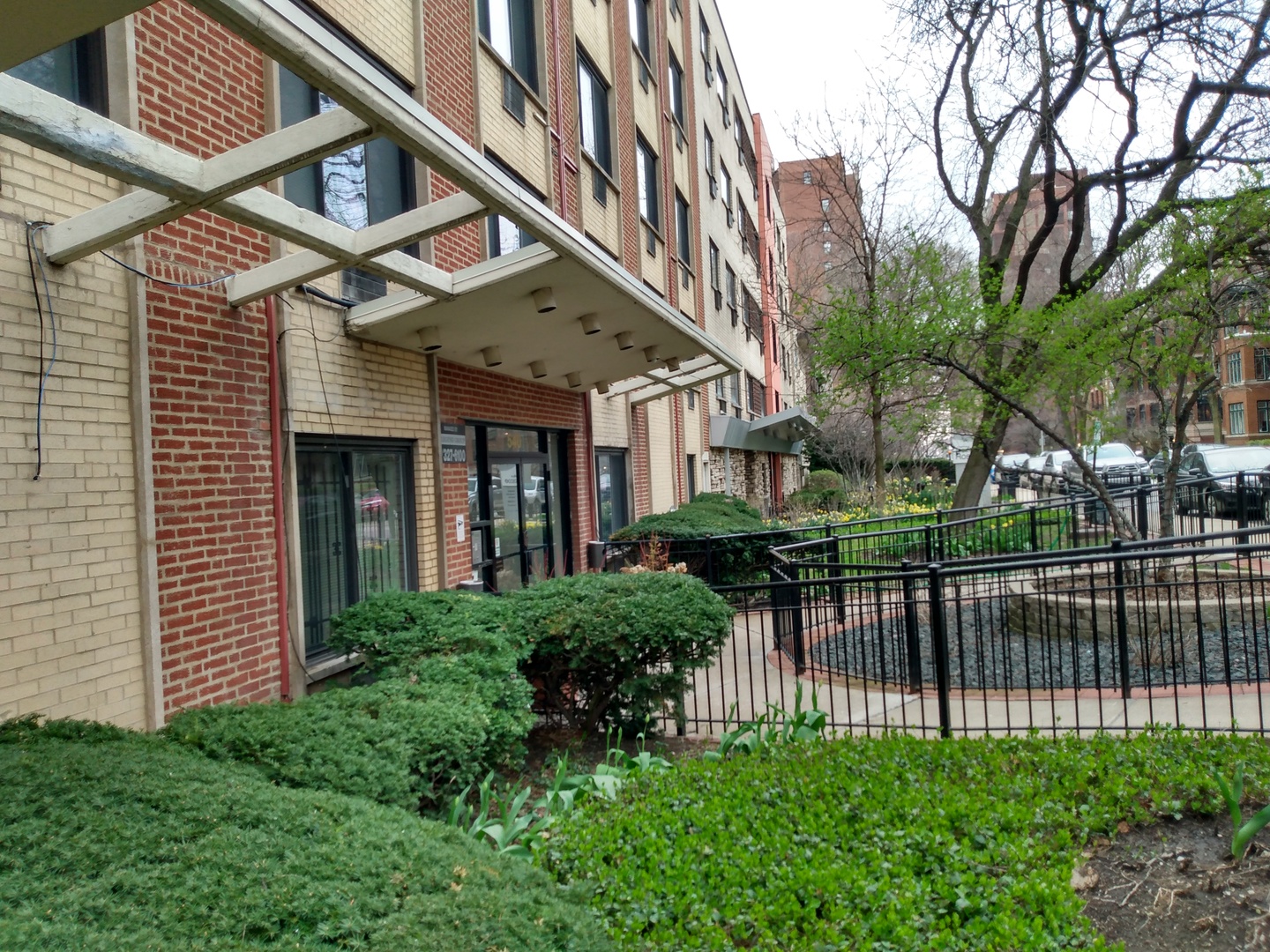 540 West Roscoe Street, Unit 387 Chicago, IL 60657 - Photo 2 of 5 a front view of a house with a yard