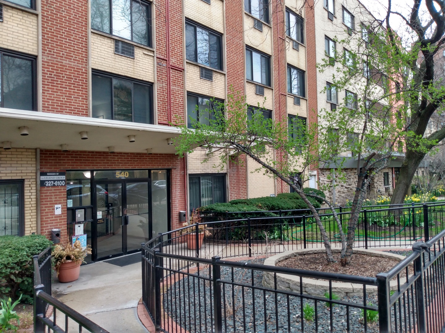 540 West Roscoe Street, Unit 387 Chicago, IL 60657 - Photo 3 of 5 a front view of a building with garden and patio