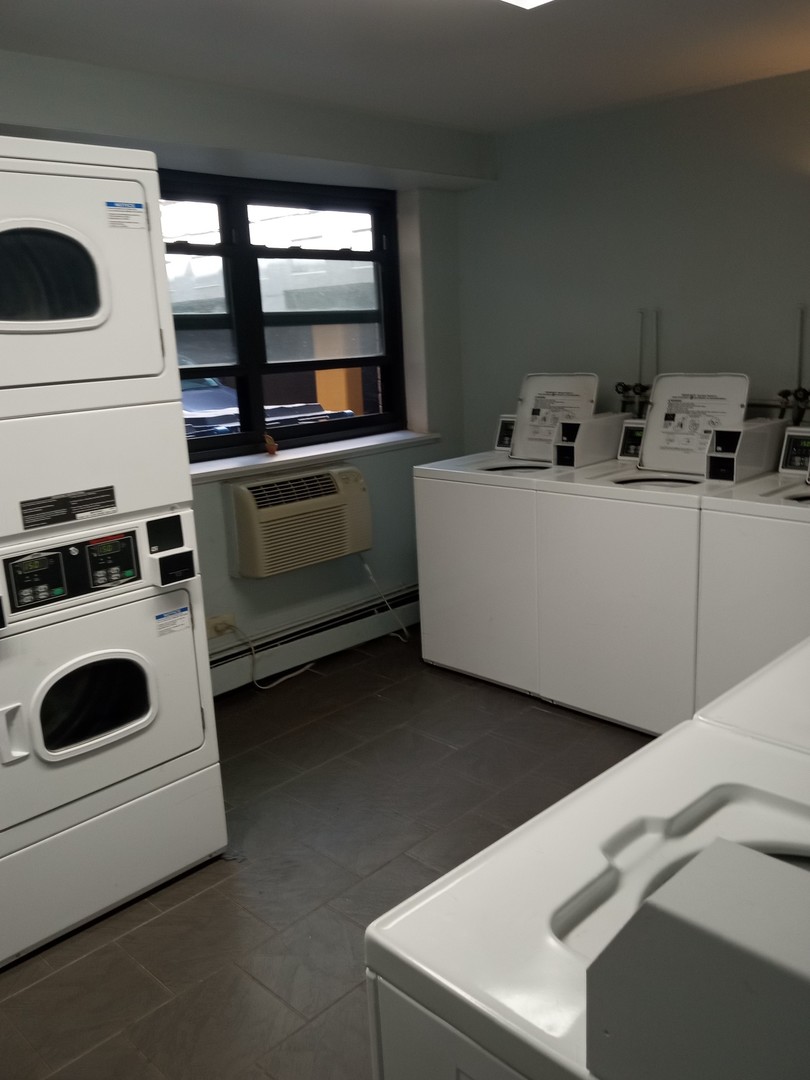 540 West Roscoe Street, Unit 387 Chicago, IL 60657 - Photo 4 of 5 a utility room with dryer and washer