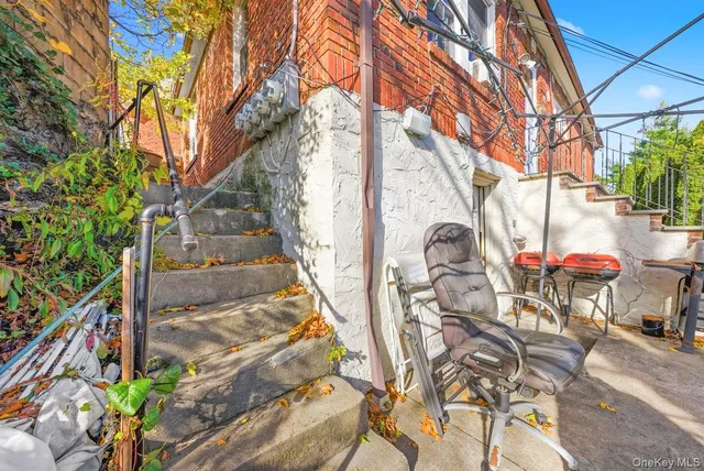 a view of a back yard of the house