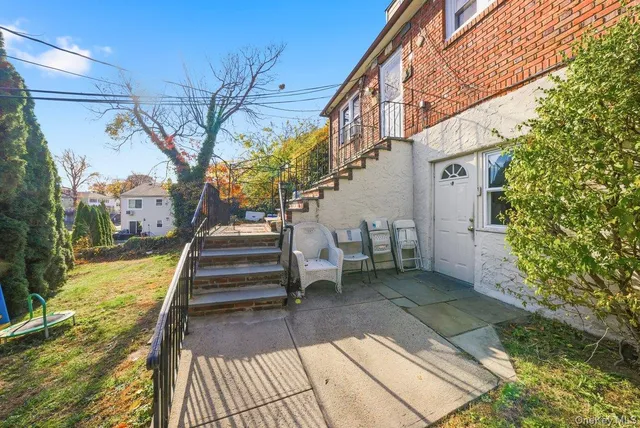 a view of entryway with a front door