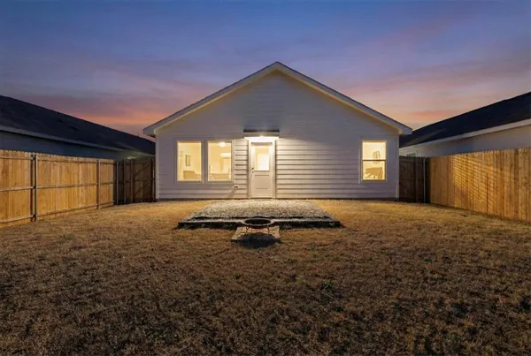a view of a house with backyard and space