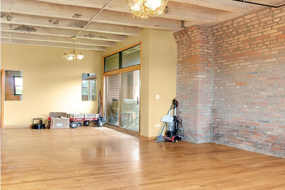 809 East 40th Street, Unit 44 Chicago, IL 60653 - Photo 13 of 25 a view of a flesh screen tv