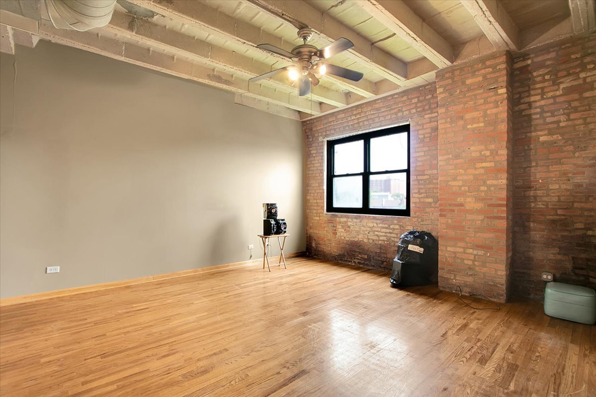 809 East 40th Street, Unit 44 Chicago, IL 60653 - Photo 14 of 25 a view of an empty room with a window