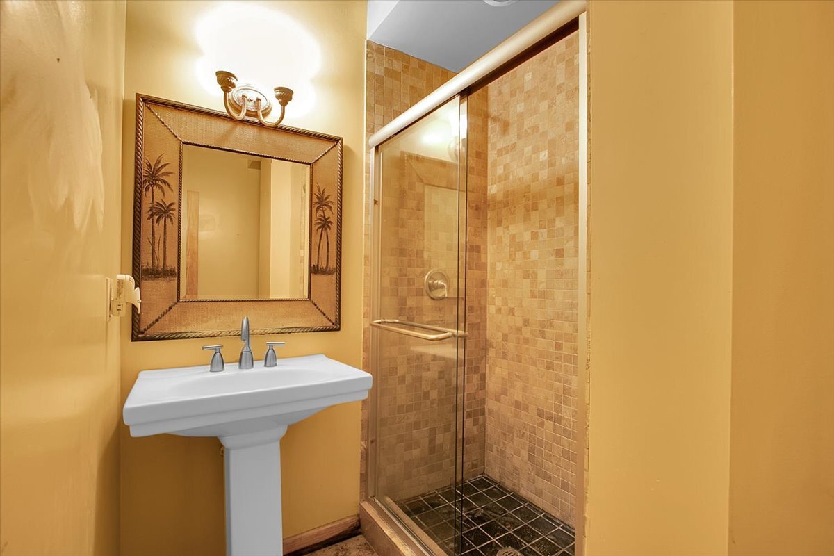 809 East 40th Street, Unit 44 Chicago, IL 60653 - Photo 22 of 25 a bathroom with a sink and a mirror