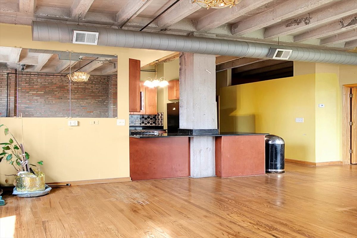 809 East 40th Street, Unit 44 Chicago, IL 60653 - Photo 8 of 25 a view of a room with wooden floor
