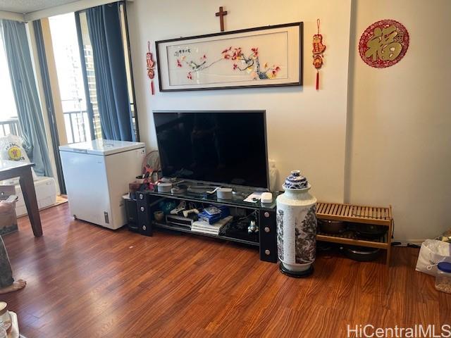 3130 Ala Ilima Street, Unit 10C Honolulu, HI 96818 - Photo 4 of 11 a living room with furniture and a flat screen tv