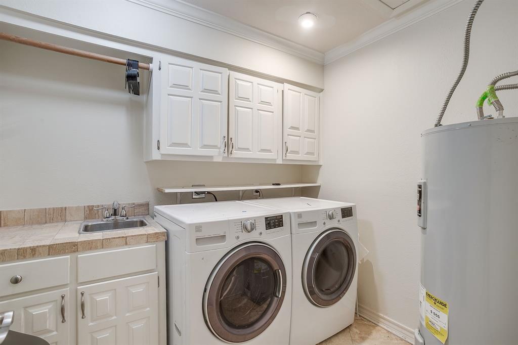 1805 Burton Hill Road Fort Worth, TX 76107 - Photo 26 of 39 a utility room with dryer and washer