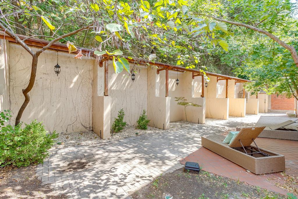 1805 Burton Hill Road Fort Worth, TX 76107 - Photo 38 of 39 a backyard of a house with table and chairs