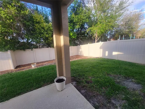 a view of a back yard