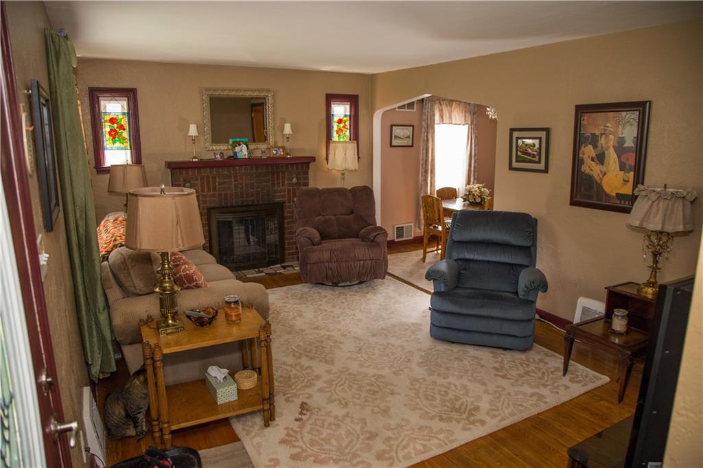 1648 Elderslee Road Pittsburgh, PA 15227 - Photo 10 of 25 Living Room