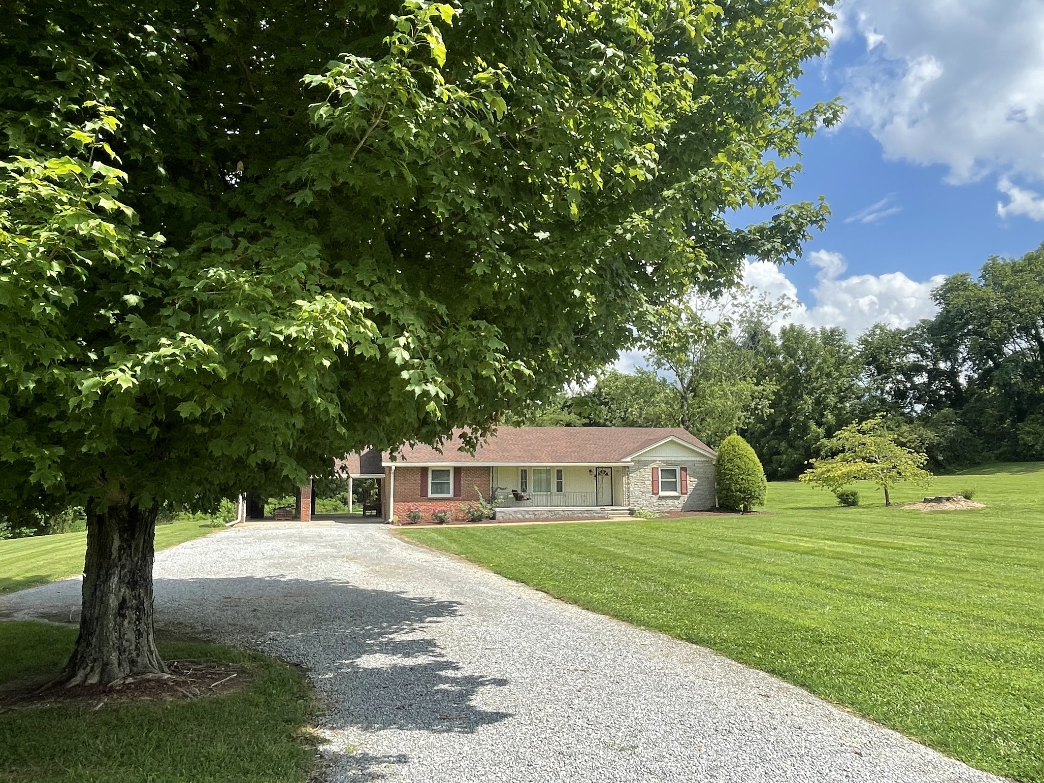 4467 Highway 431 Springfield, TN 37172 - Photo 3 of 47 a front view of a house with garden