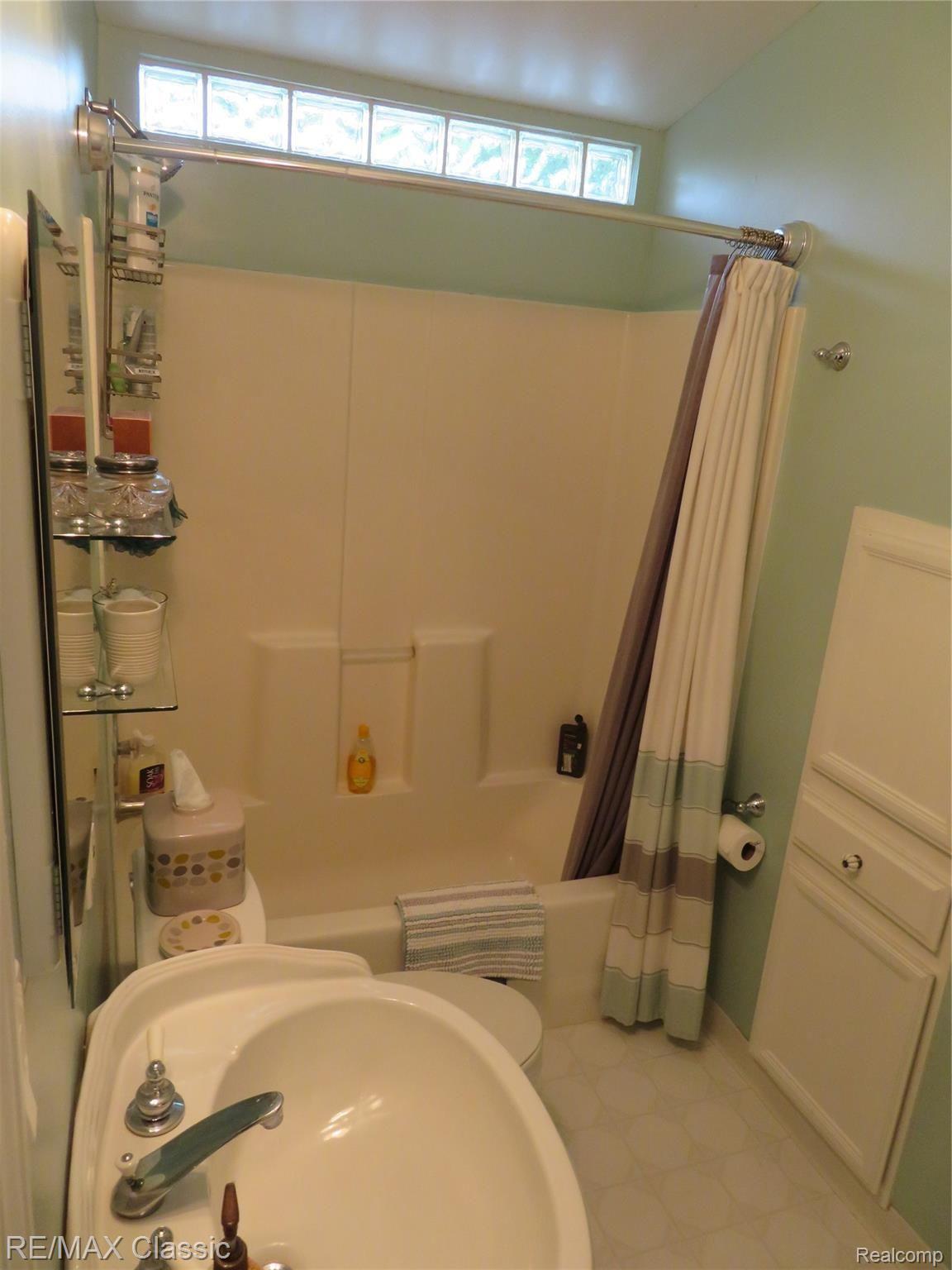 160 Riviera Terrace Waterford, MI 48328 - Photo 23 of 49 IMG_2950.JPG