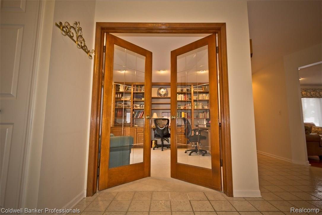36874 Chesapeake Road Farmington, MI 48335 - Photo 5 of 46 Library