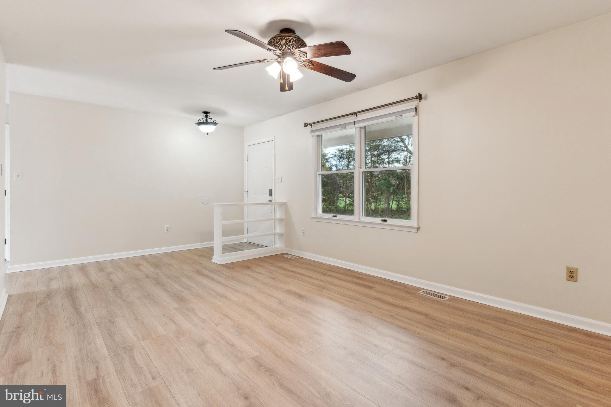 14172 Rogers Ford Road Sumerduck, VA 22742 - Photo 4 of 31 Living Room