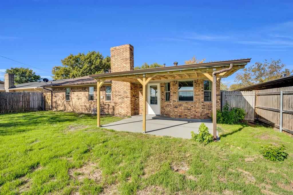 221 North Edgefield Road Waxahachie, TX 75165 - Photo 23 of 27 front view of a house with a yard