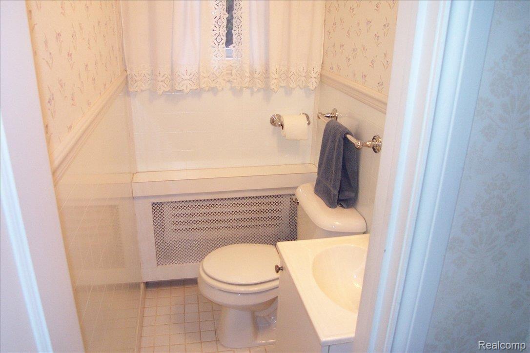 16 Sylvan Avenue Pleasant Ridge, MI 48069 - Photo 10 of 18 Lavatory