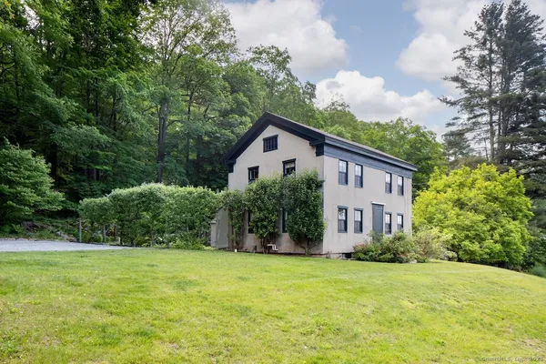 a view of a house with a yard