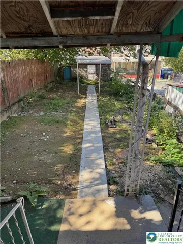 a view of a backyard with pathway