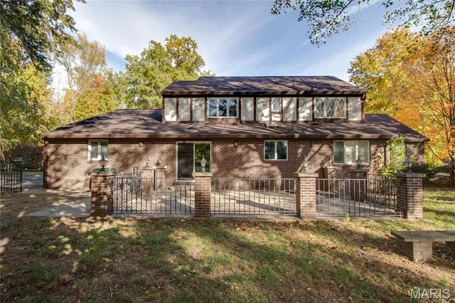 $271,900 | 2140 West Dell Drive, Alton, IL 62002