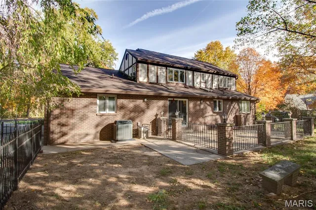 $271,900 | 2140 West Dell Drive, Alton, IL 62002