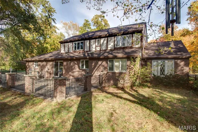 $271,900 | 2140 West Dell Drive, Alton, IL 62002