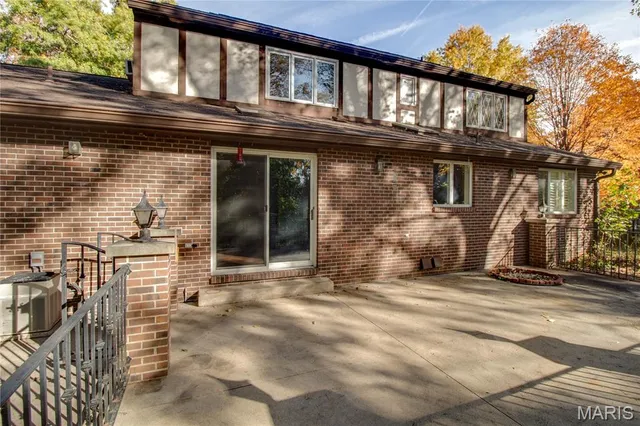 $271,900 | 2140 West Dell Drive, Alton, IL 62002