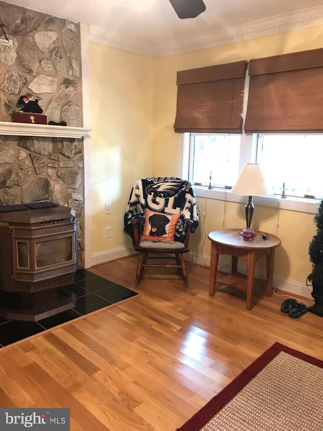 7818 Harbor Road Pasadena, MD 21122 - Photo 4 of 23 Living Room