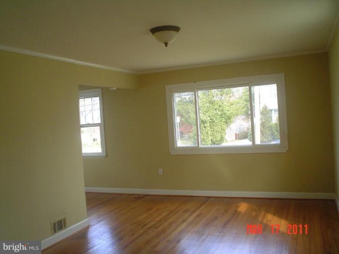 7 Cinder Road Lutherville-Timonium, MD 21093 - Photo 3 of 11 Living Room