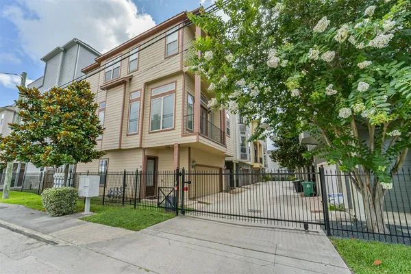 $3,200 | 2016 Sabine Street, Houston, TX 77007