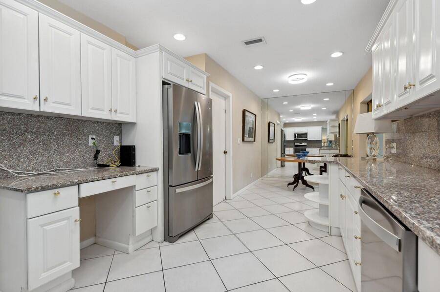 555 Southwest 8th Terrace Boca Raton, FL 33486 - Photo 14 of 43 16_555SW8thTerrace_191002_KitchenBreakfa